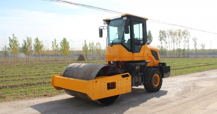 驾驶式压路机“；て琳稀薄寰部刂葡低