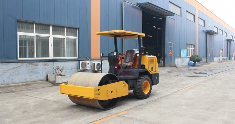 怎样操作座驾式压路机才准确？